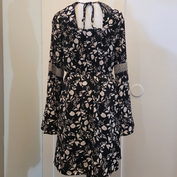 Maurices small boho bell sleeve midi dress v-neck floral tie back. - Picture 6 of 16